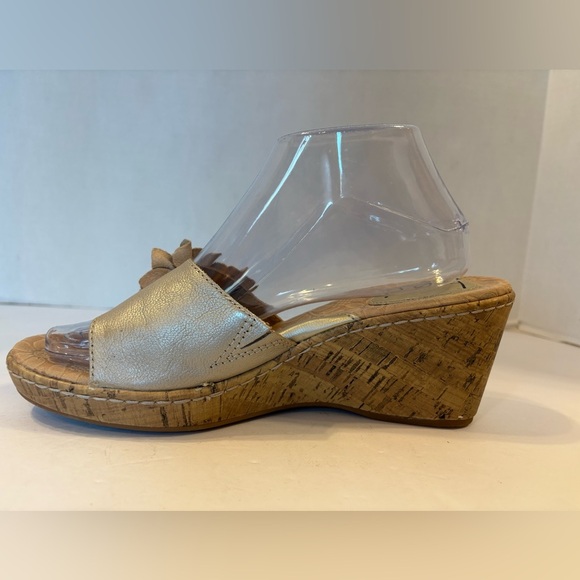 b.o.c Born Concept tan floral accented wedge open toe leather sandals size 9 - Picture 2 of 9